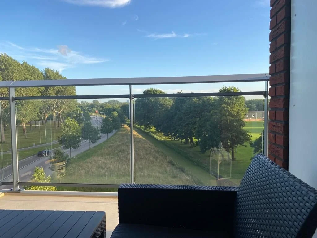 geblurde versie van de foto als achtergrond