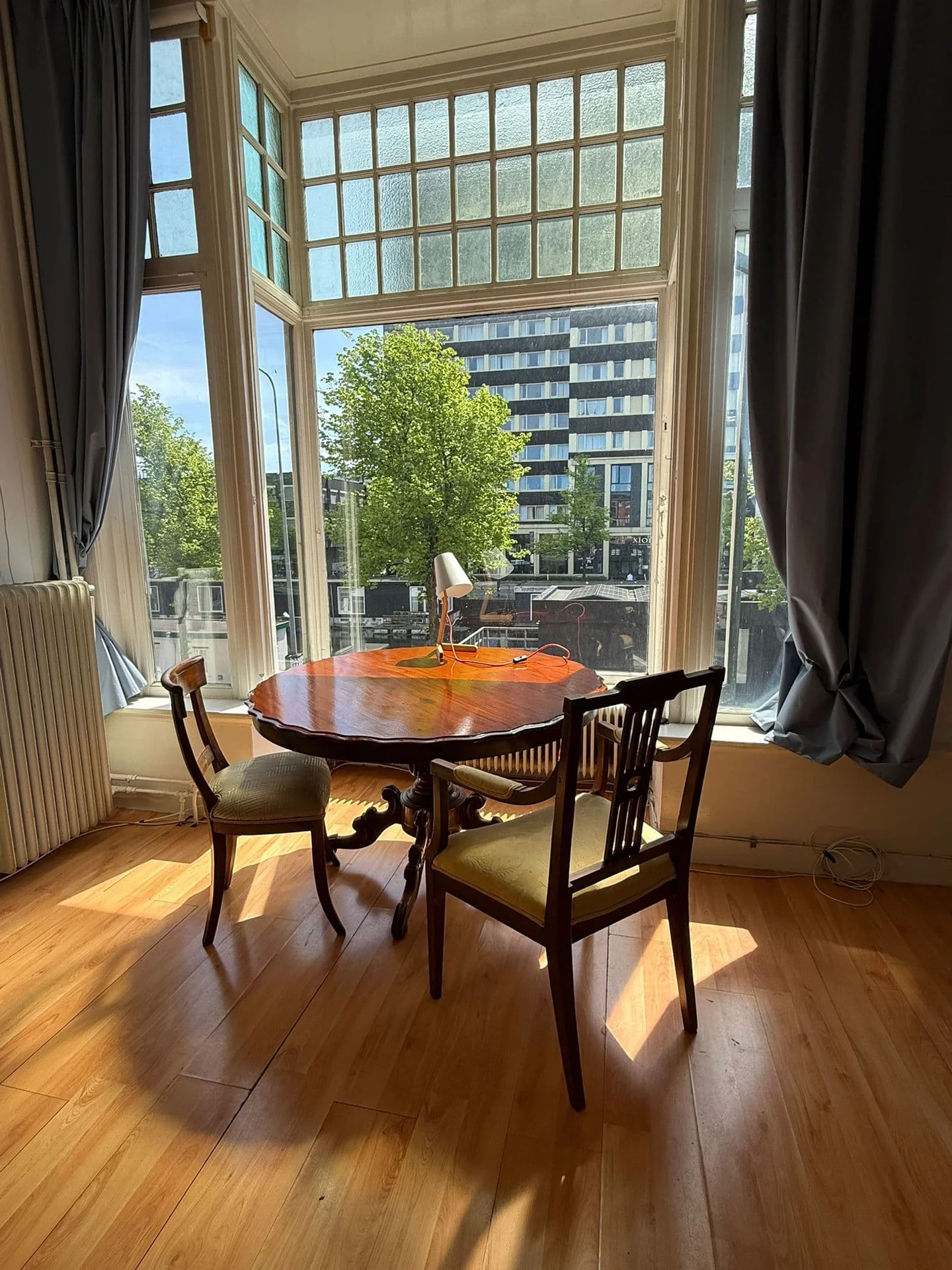 geblurde versie van de foto als achtergrond