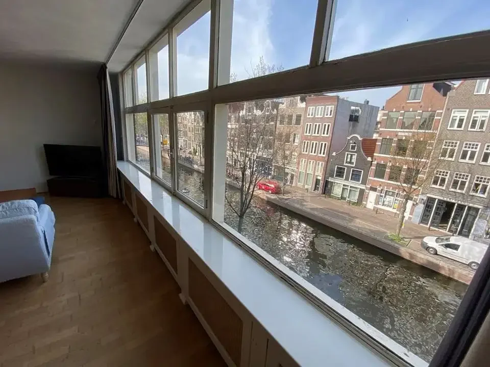 geblurde versie van de foto als achtergrond
