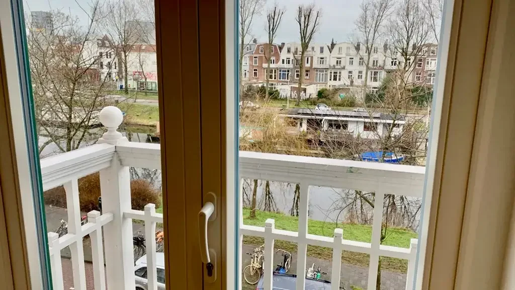 geblurde versie van de foto als achtergrond