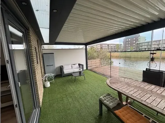 geblurde versie van de foto als achtergrond