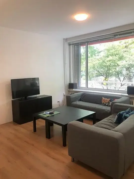 geblurde versie van de foto als achtergrond