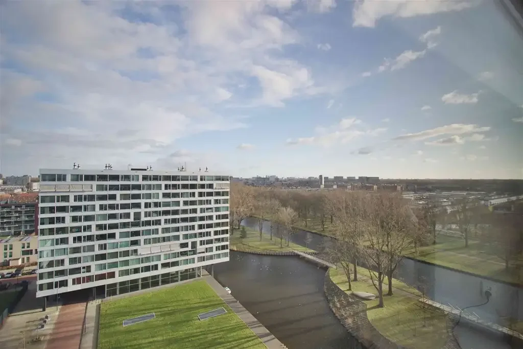 geblurde versie van de foto als achtergrond