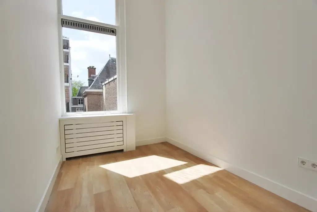 Foto van de Appartement gelegen aan de Nieuwezijds Voorburgwal in Amsterdam