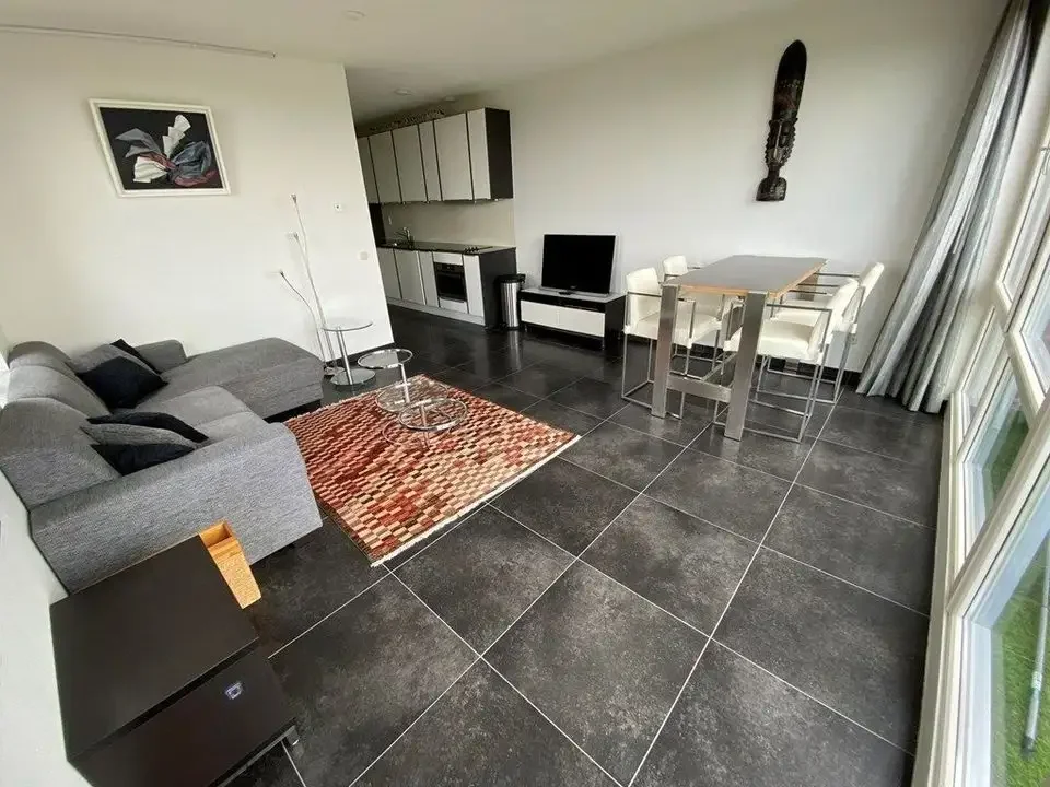 geblurde versie van de foto als achtergrond