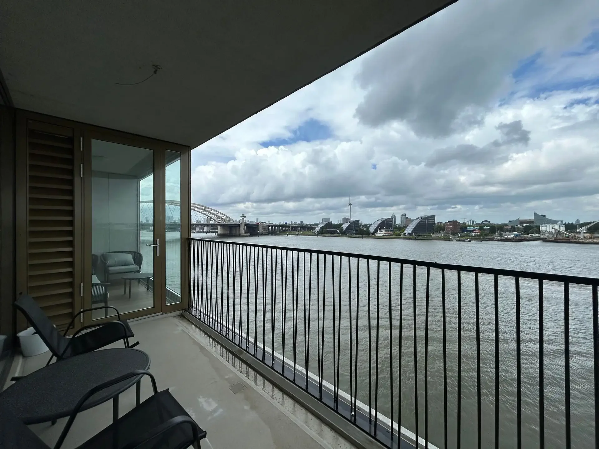 geblurde versie van de foto als achtergrond