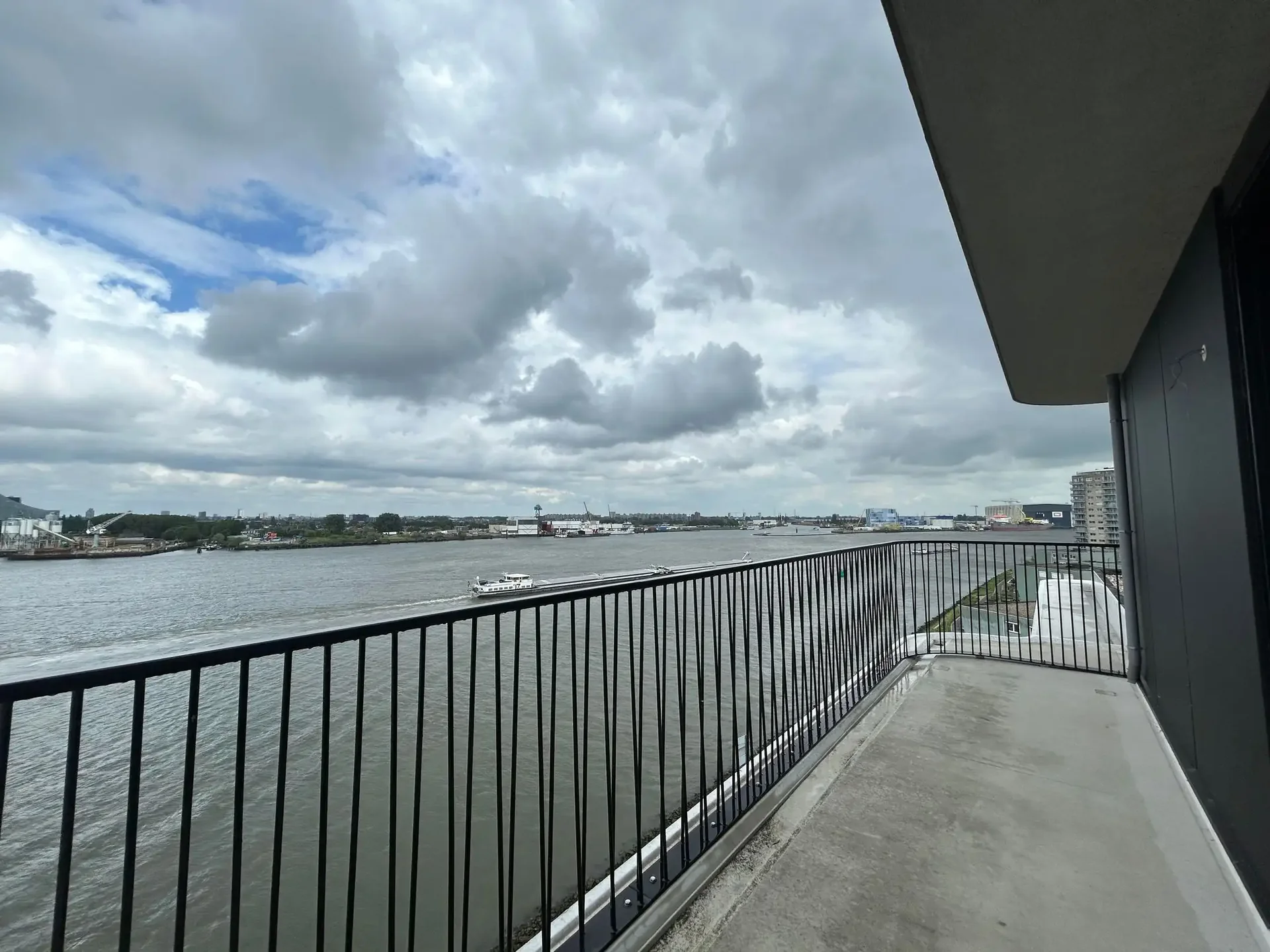 Foto van de Appartement gelegen aan de Pampuskade in Rotterdam