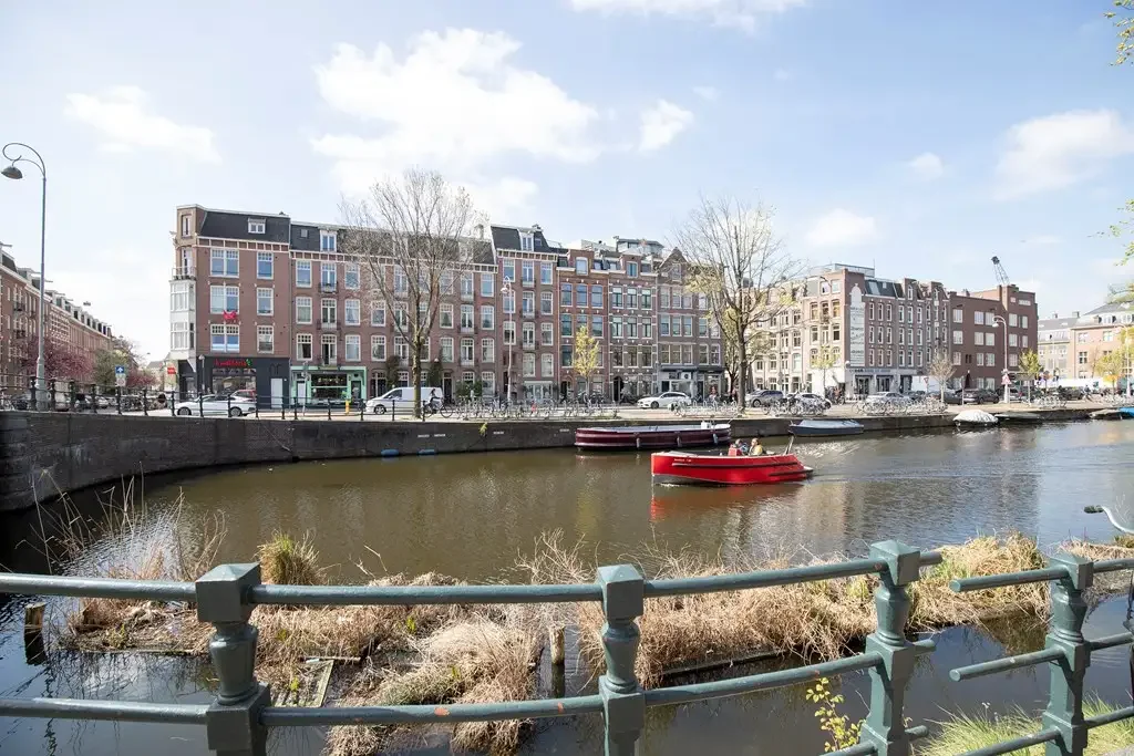 geblurde versie van de foto als achtergrond