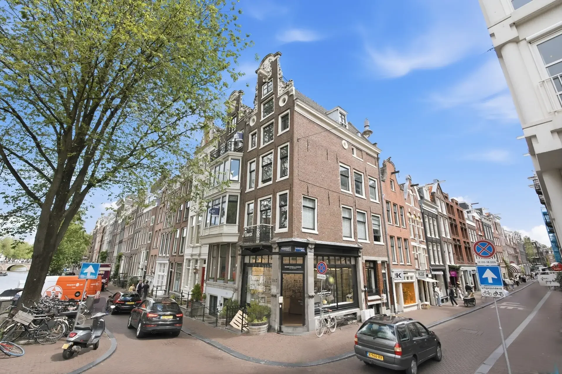 geblurde versie van de foto als achtergrond