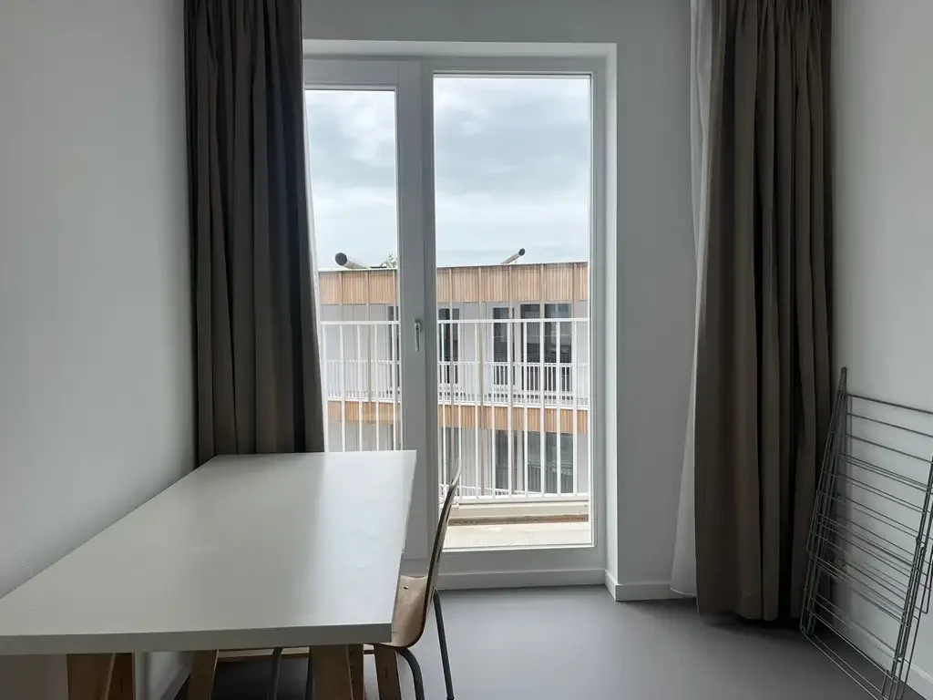 geblurde versie van de foto als achtergrond