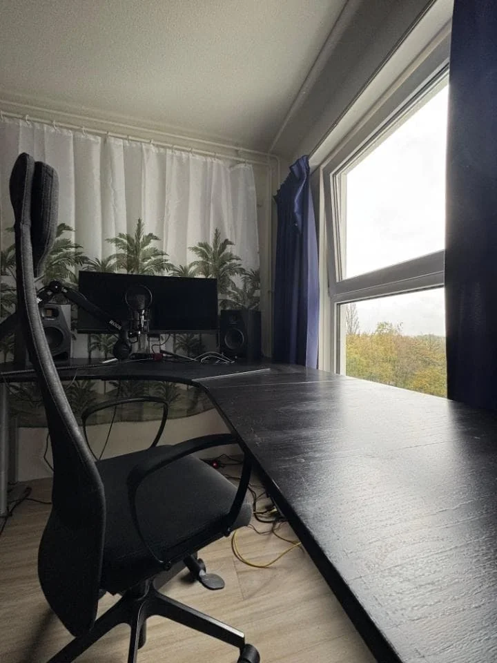 geblurde versie van de foto als achtergrond