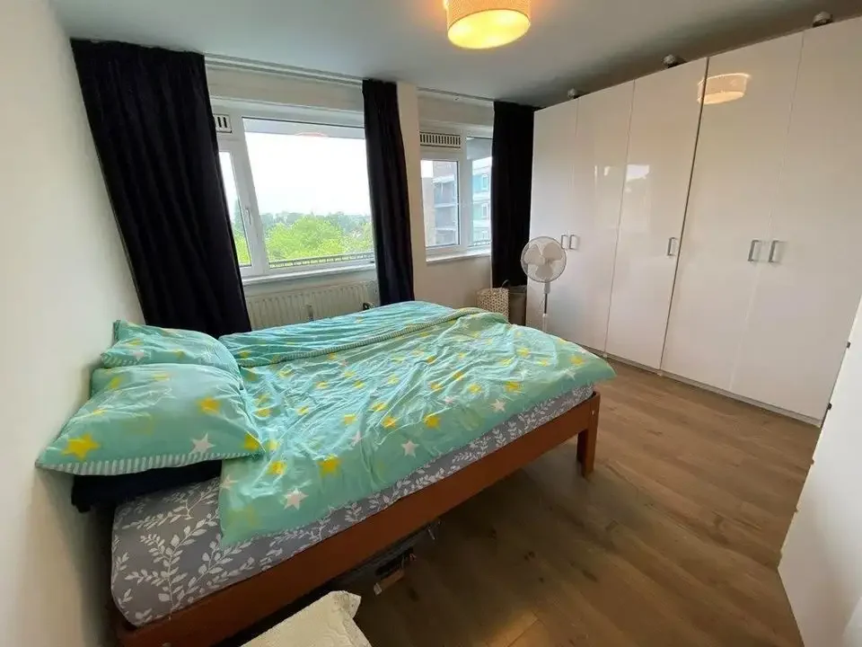 geblurde versie van de foto als achtergrond