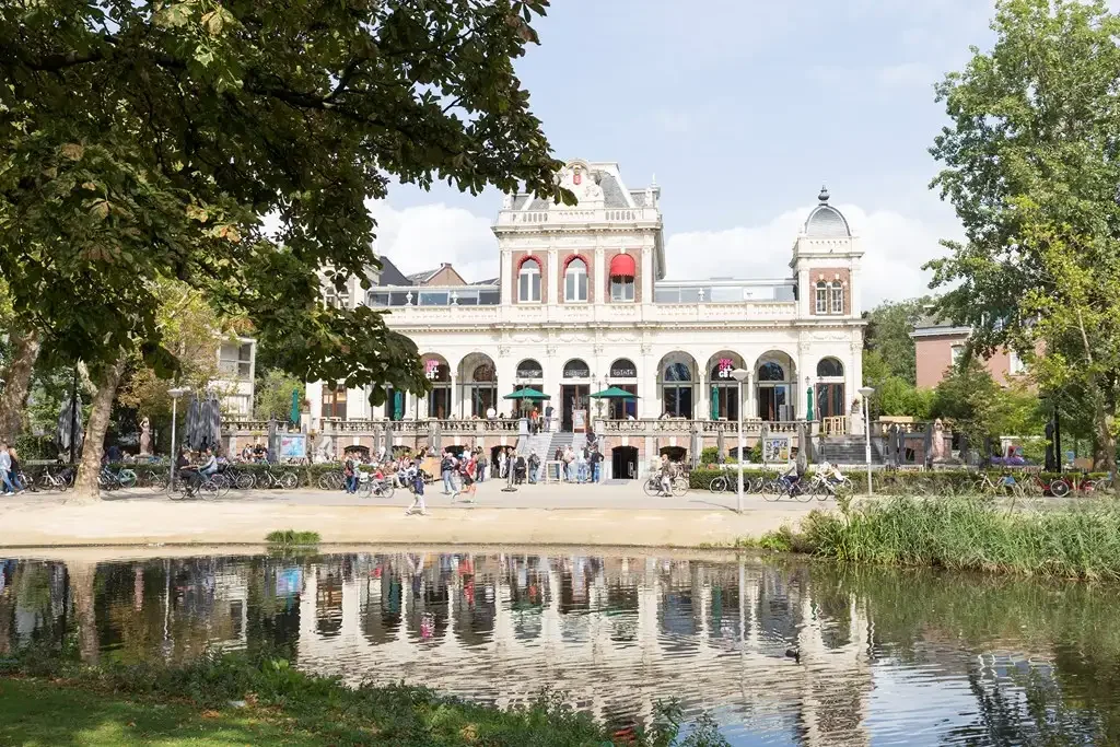 geblurde versie van de foto als achtergrond