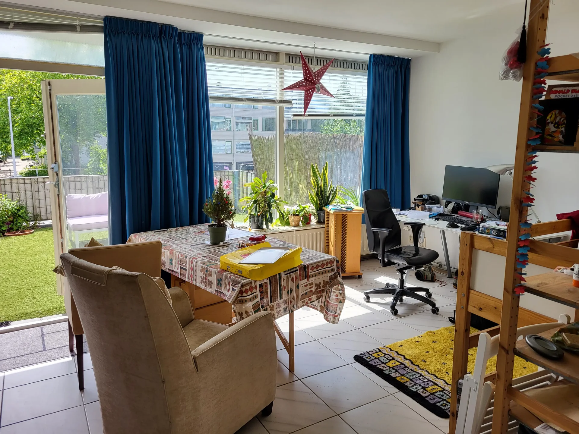 geblurde versie van de foto als achtergrond