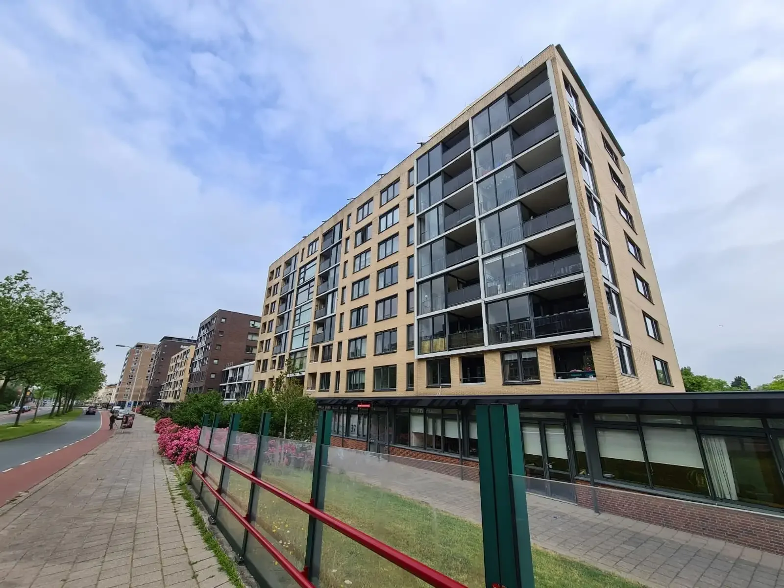 geblurde versie van de foto als achtergrond