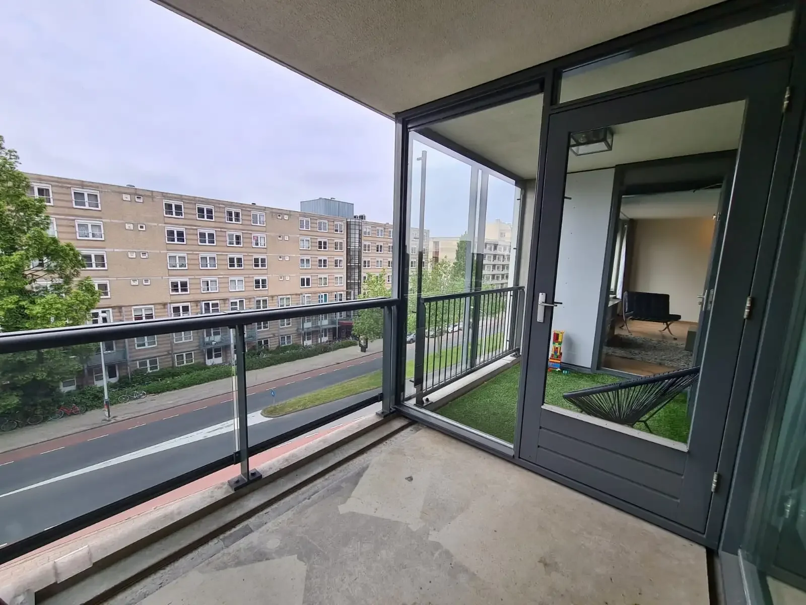 geblurde versie van de foto als achtergrond