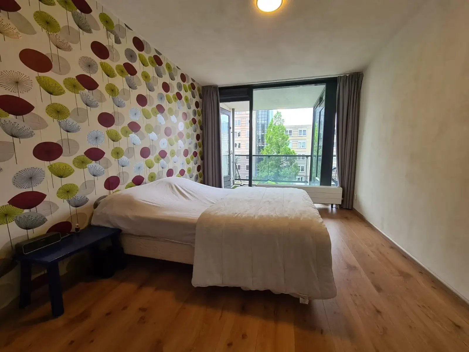 geblurde versie van de foto als achtergrond