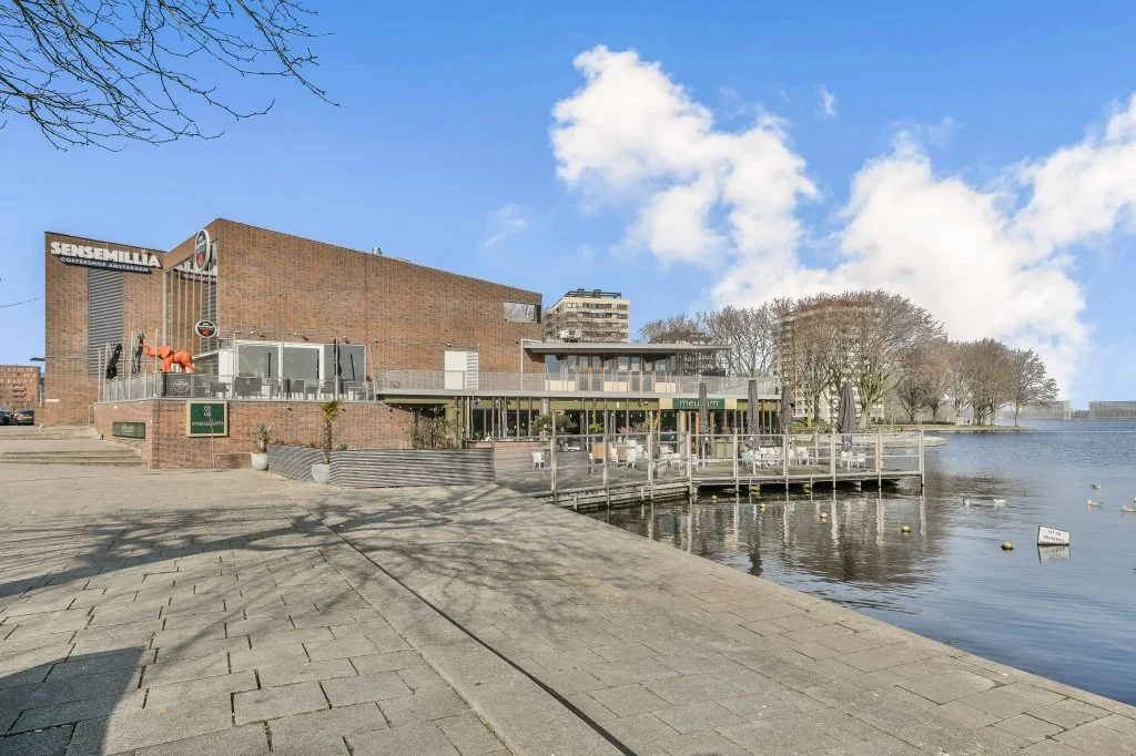 geblurde versie van de foto als achtergrond