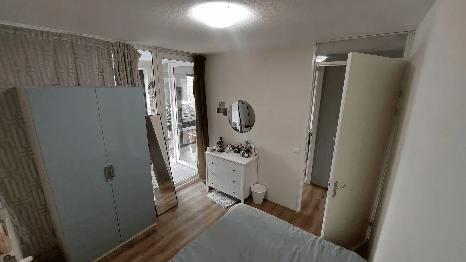 geblurde versie van de foto als achtergrond