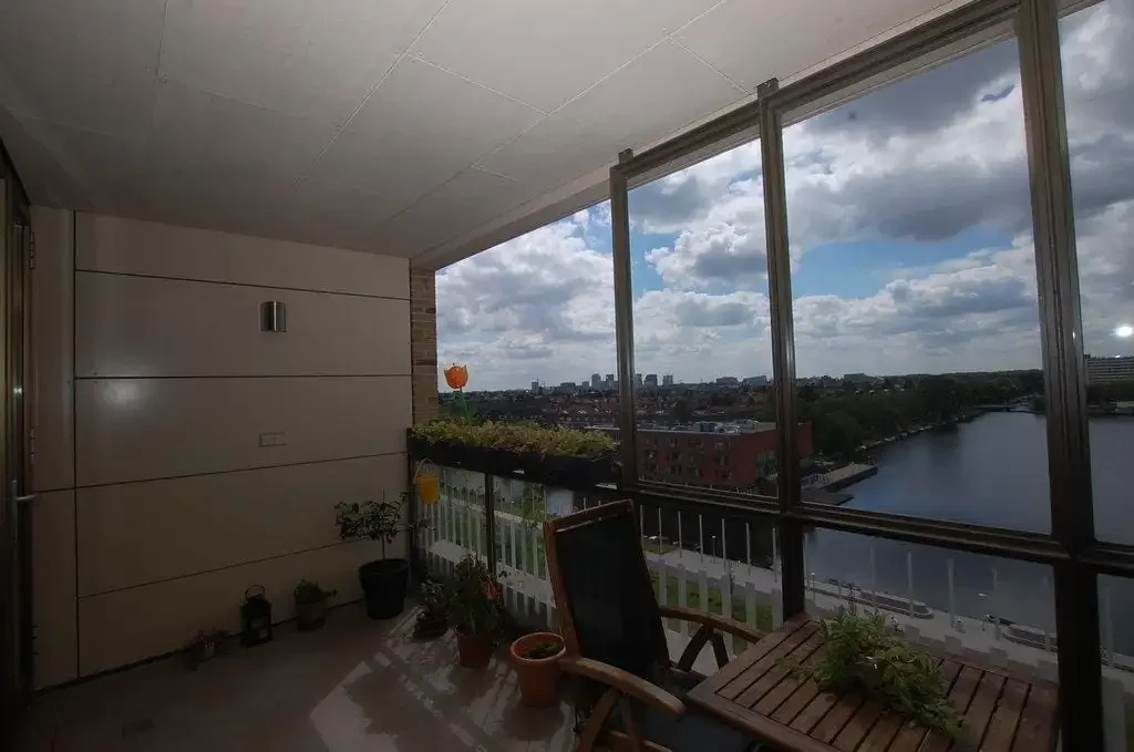 geblurde versie van de foto als achtergrond