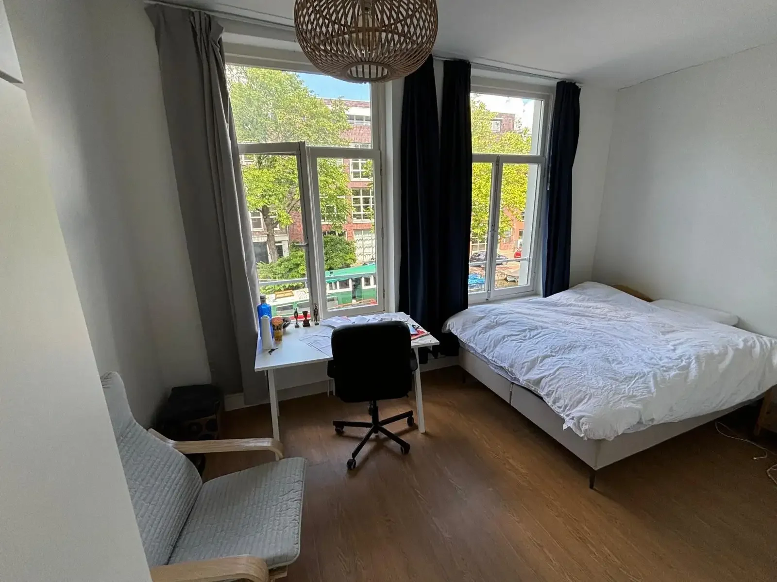 geblurde versie van de foto als achtergrond