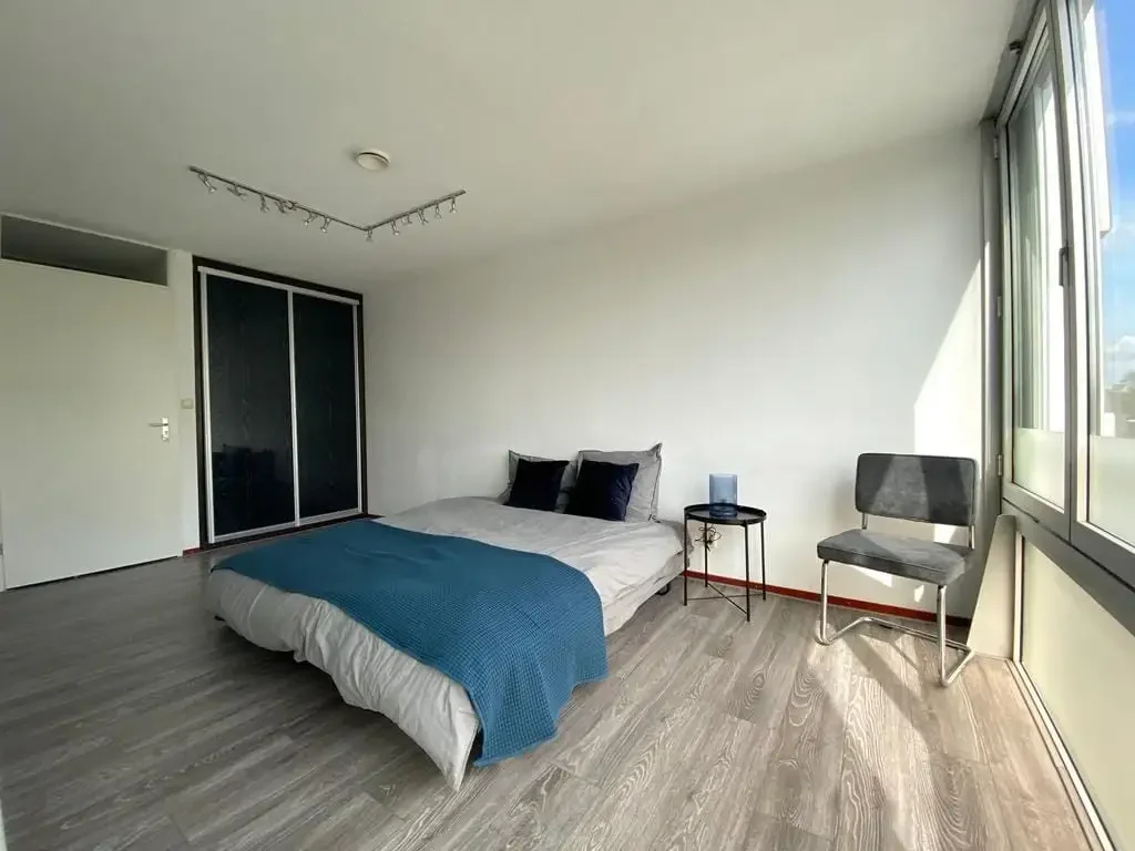 geblurde versie van de foto als achtergrond