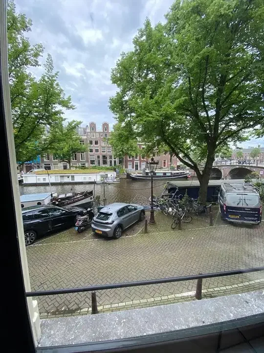 geblurde versie van de foto als achtergrond