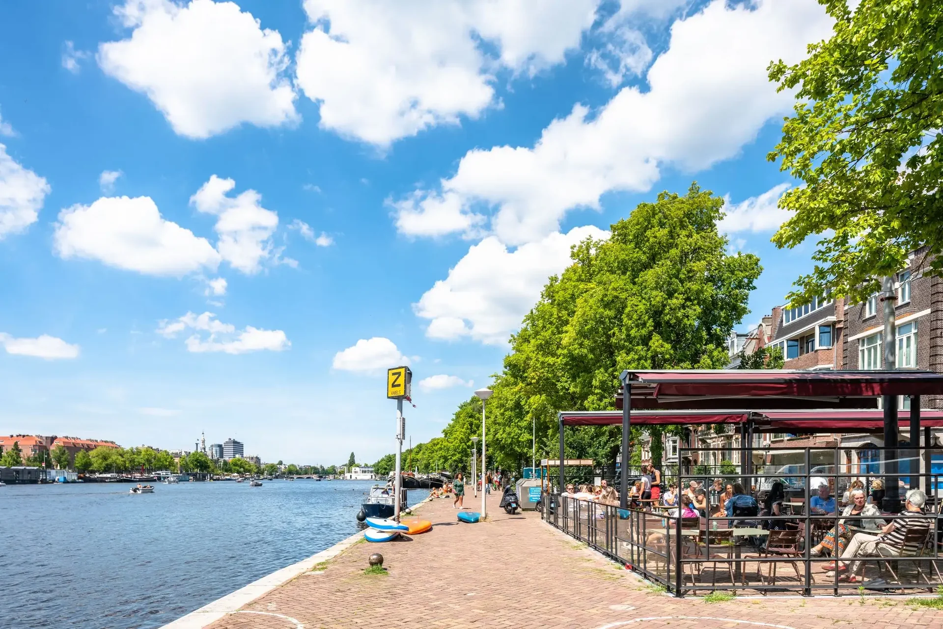 geblurde versie van de foto als achtergrond