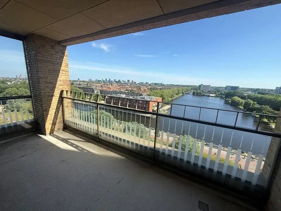 geblurde versie van de foto als achtergrond