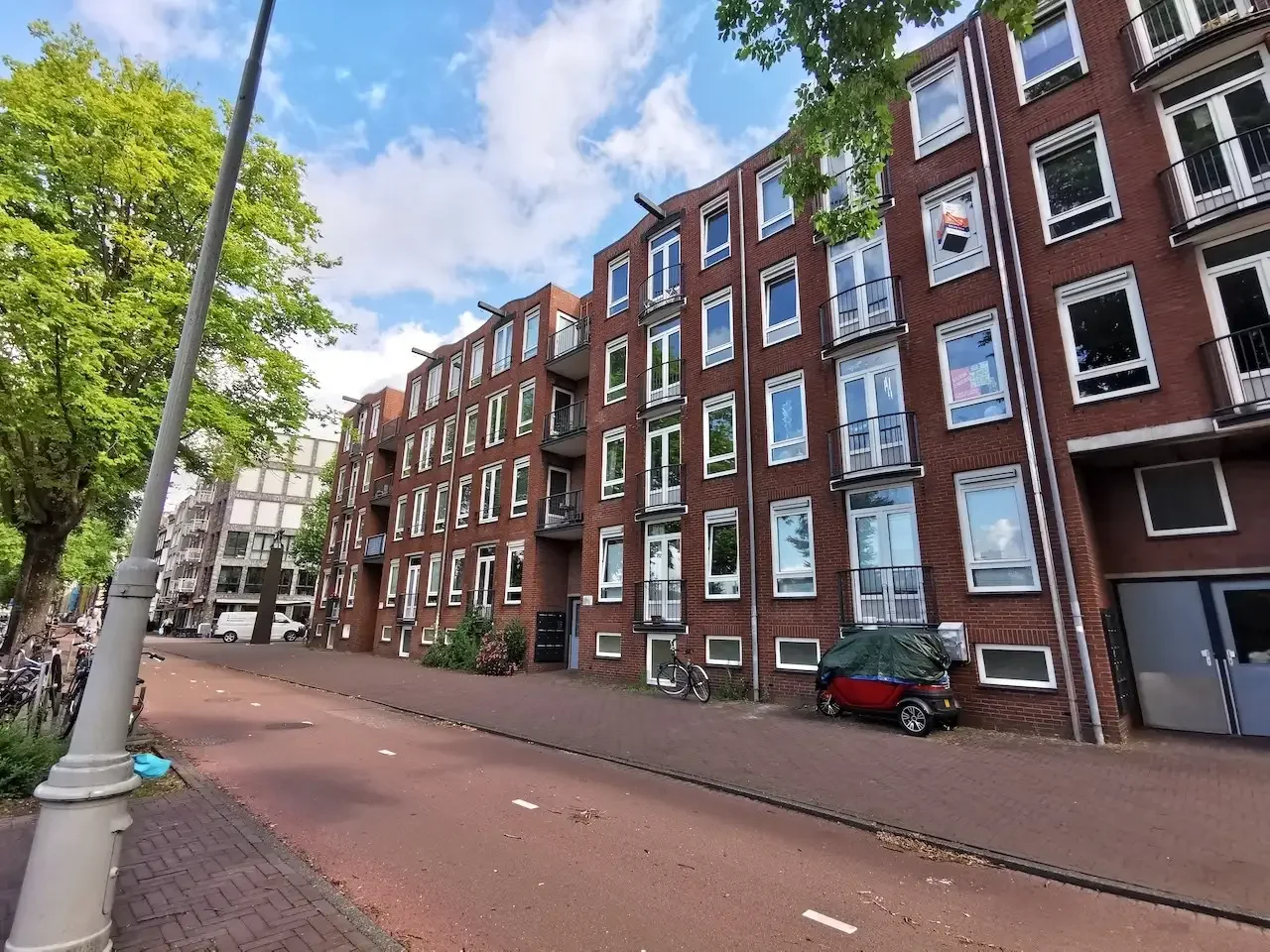 geblurde versie van de foto als achtergrond