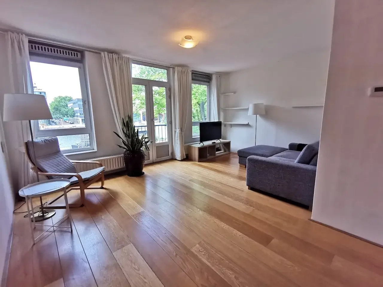 geblurde versie van de foto als achtergrond