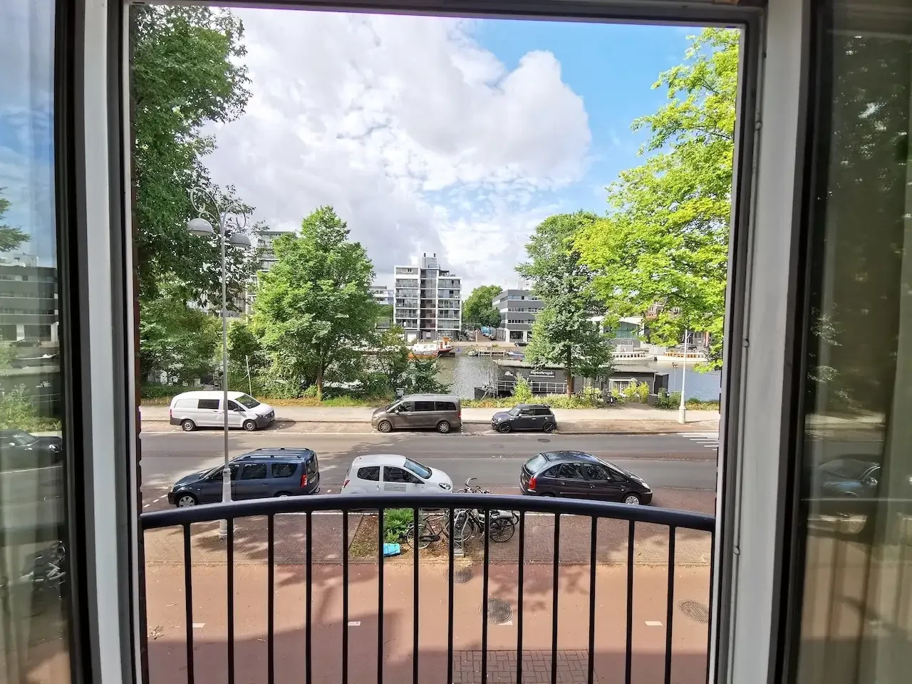 geblurde versie van de foto als achtergrond