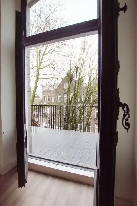 geblurde versie van de foto als achtergrond