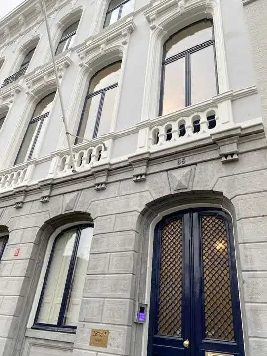geblurde versie van de foto als achtergrond