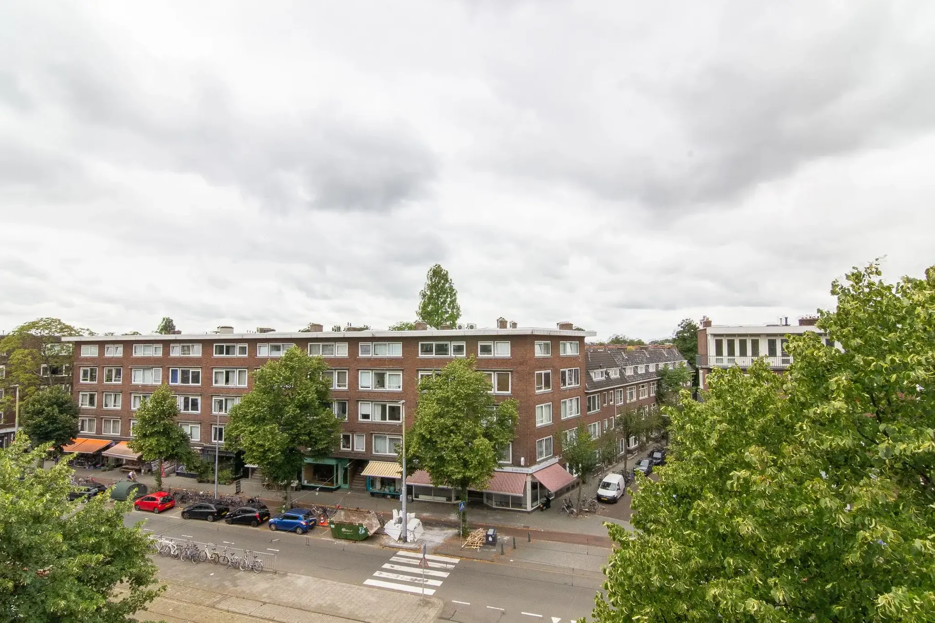 geblurde versie van de foto als achtergrond