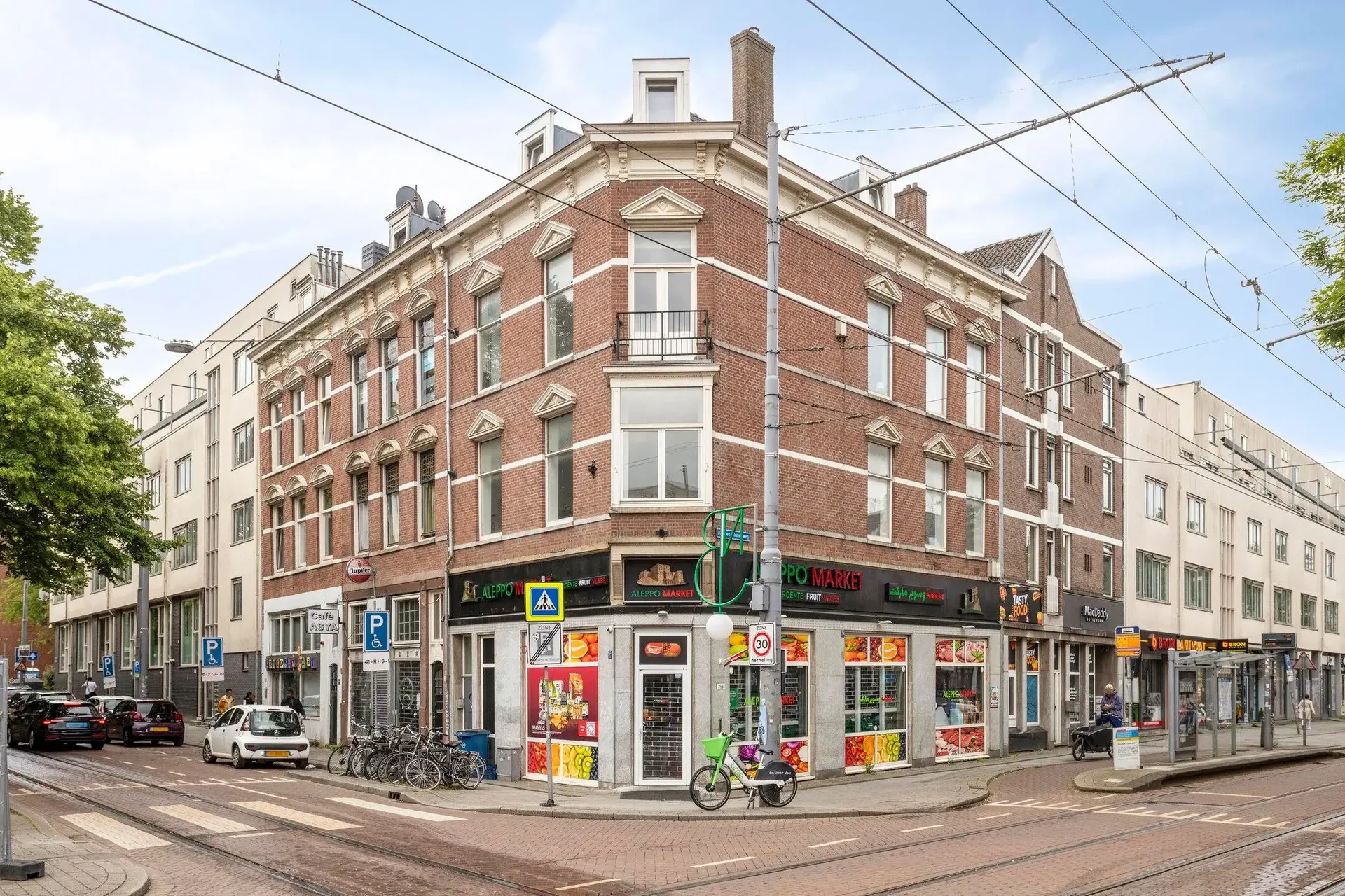 geblurde versie van de foto als achtergrond