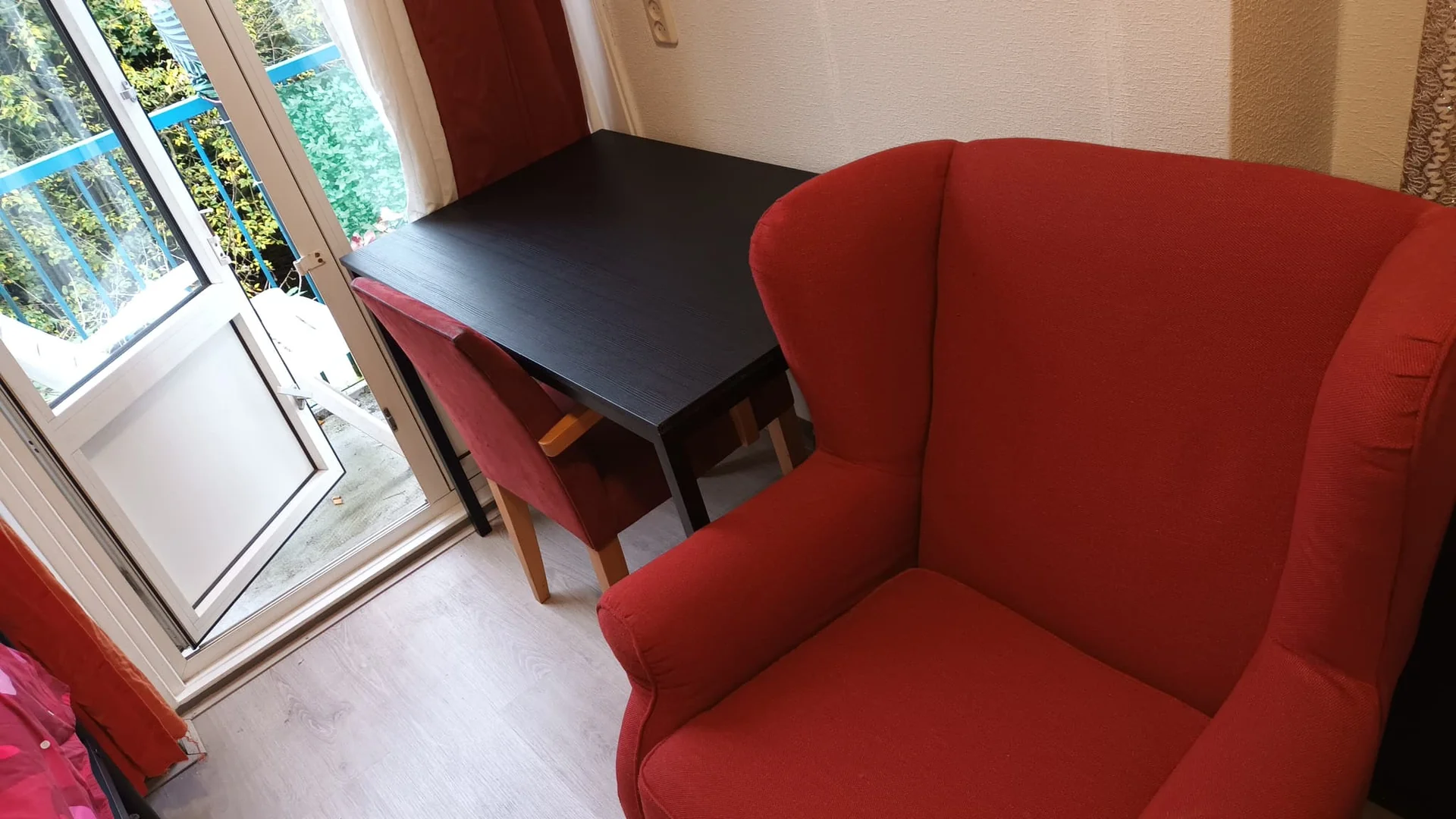 geblurde versie van de foto als achtergrond