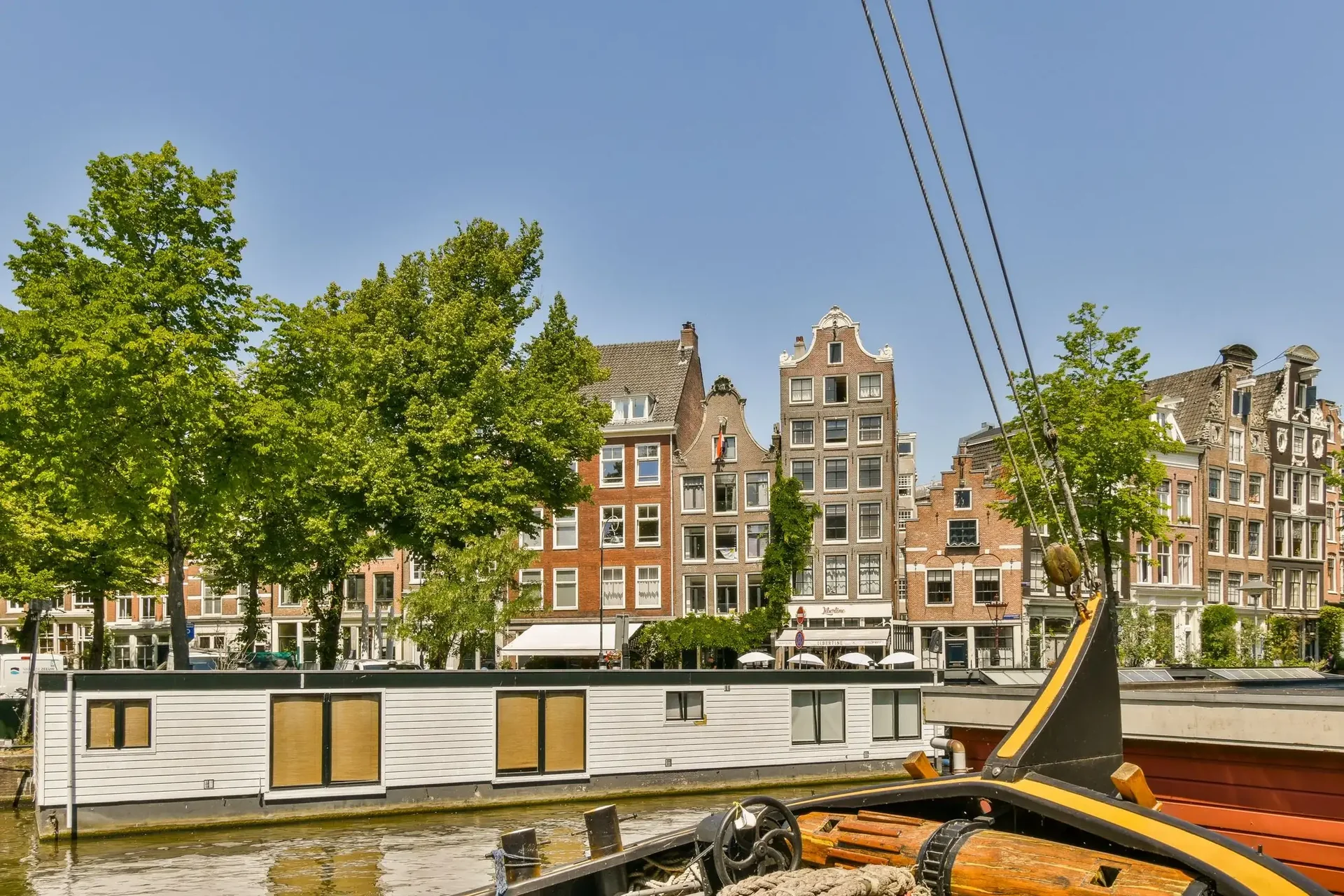 geblurde versie van de foto als achtergrond