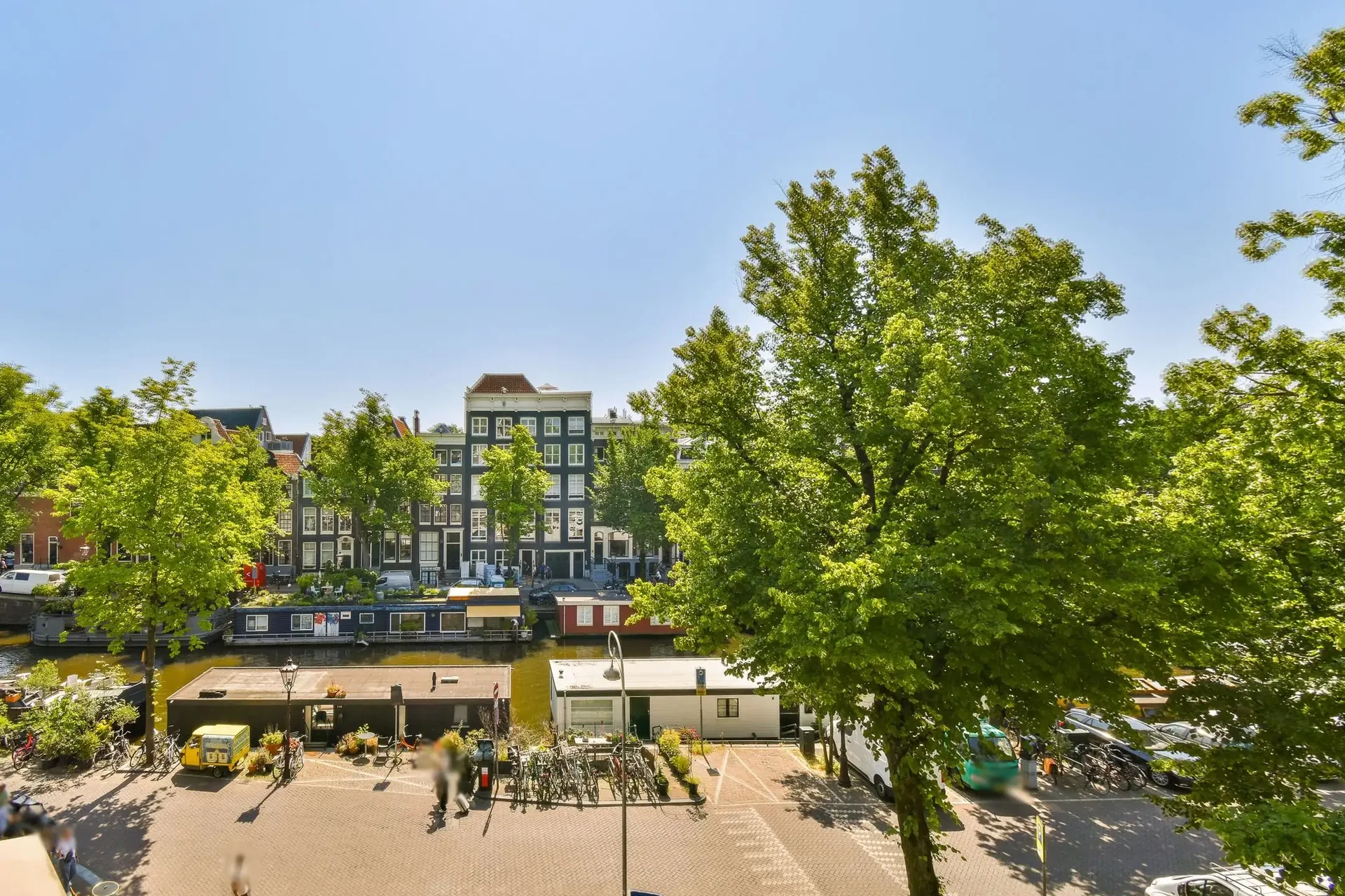 geblurde versie van de foto als achtergrond