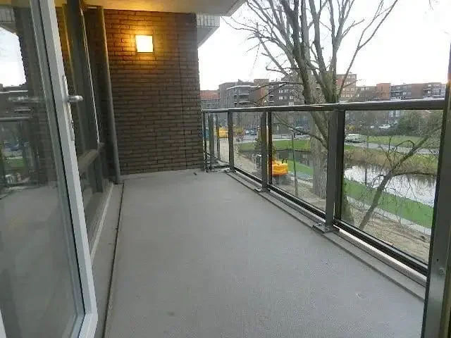geblurde versie van de foto als achtergrond