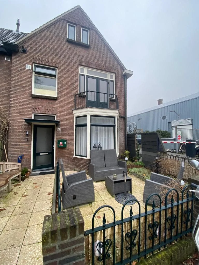 geblurde versie van de foto als achtergrond