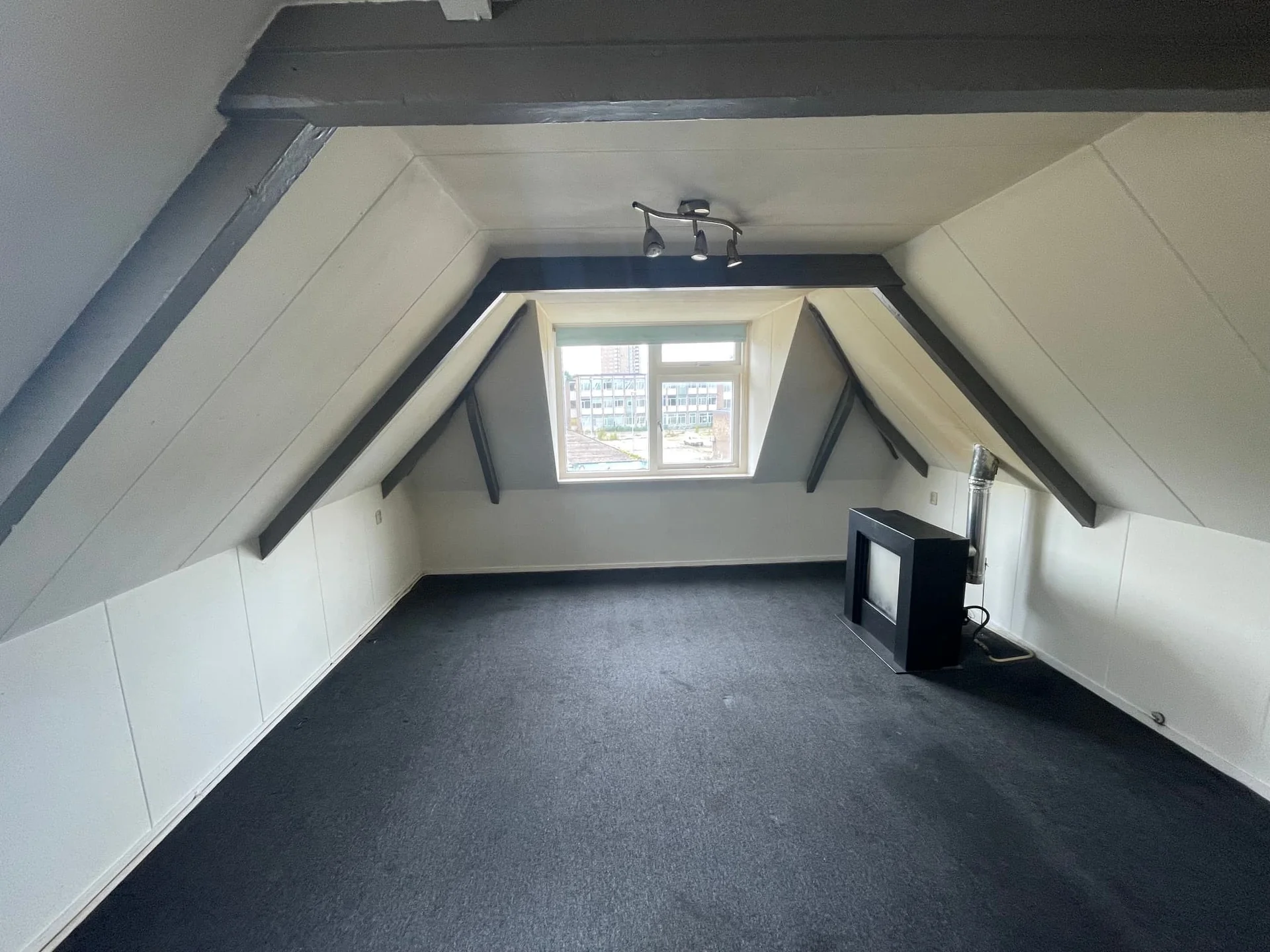 Foto van de Kamer gelegen aan de Eemskanaal in Groningen