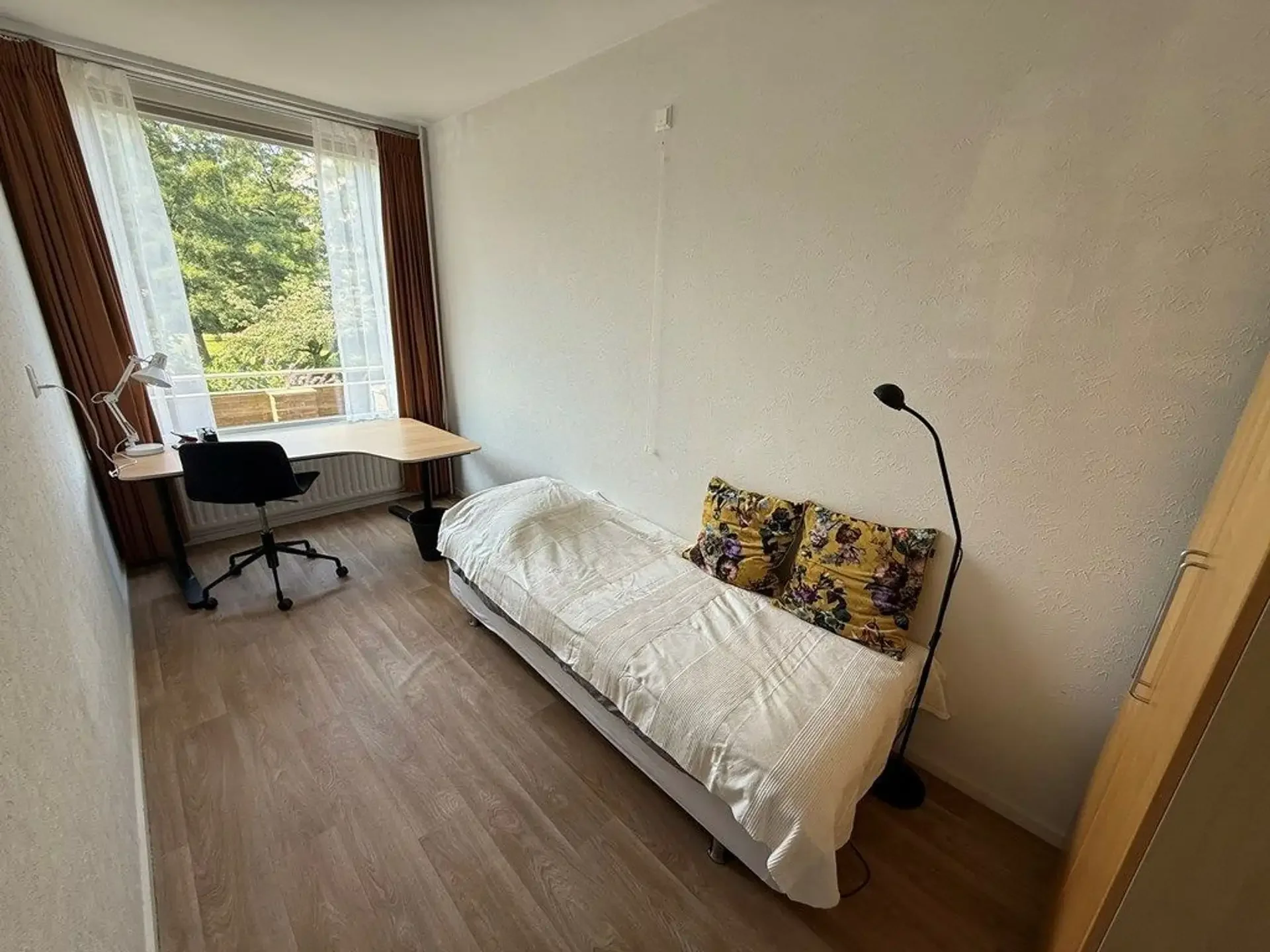 geblurde versie van de foto als achtergrond