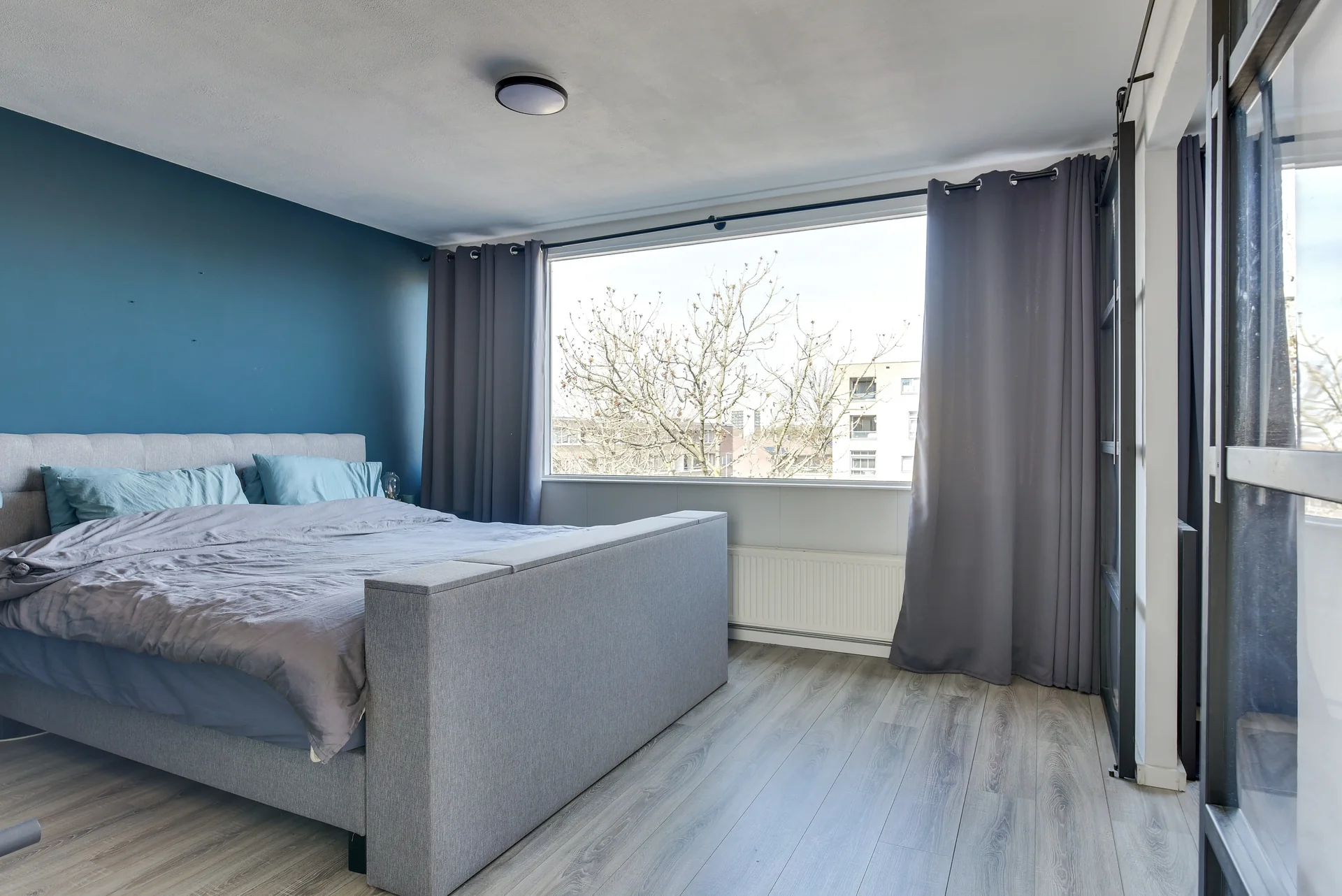 geblurde versie van de foto als achtergrond