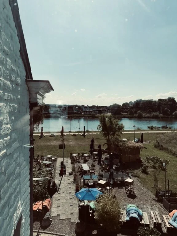 geblurde versie van de foto als achtergrond