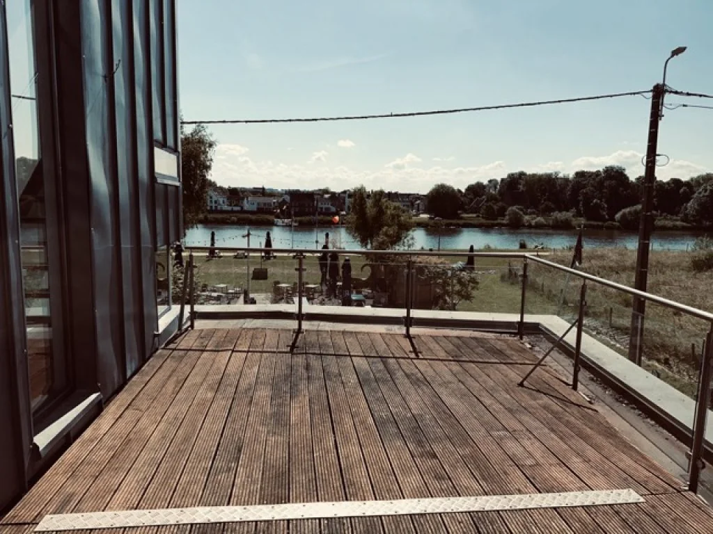 geblurde versie van de foto als achtergrond