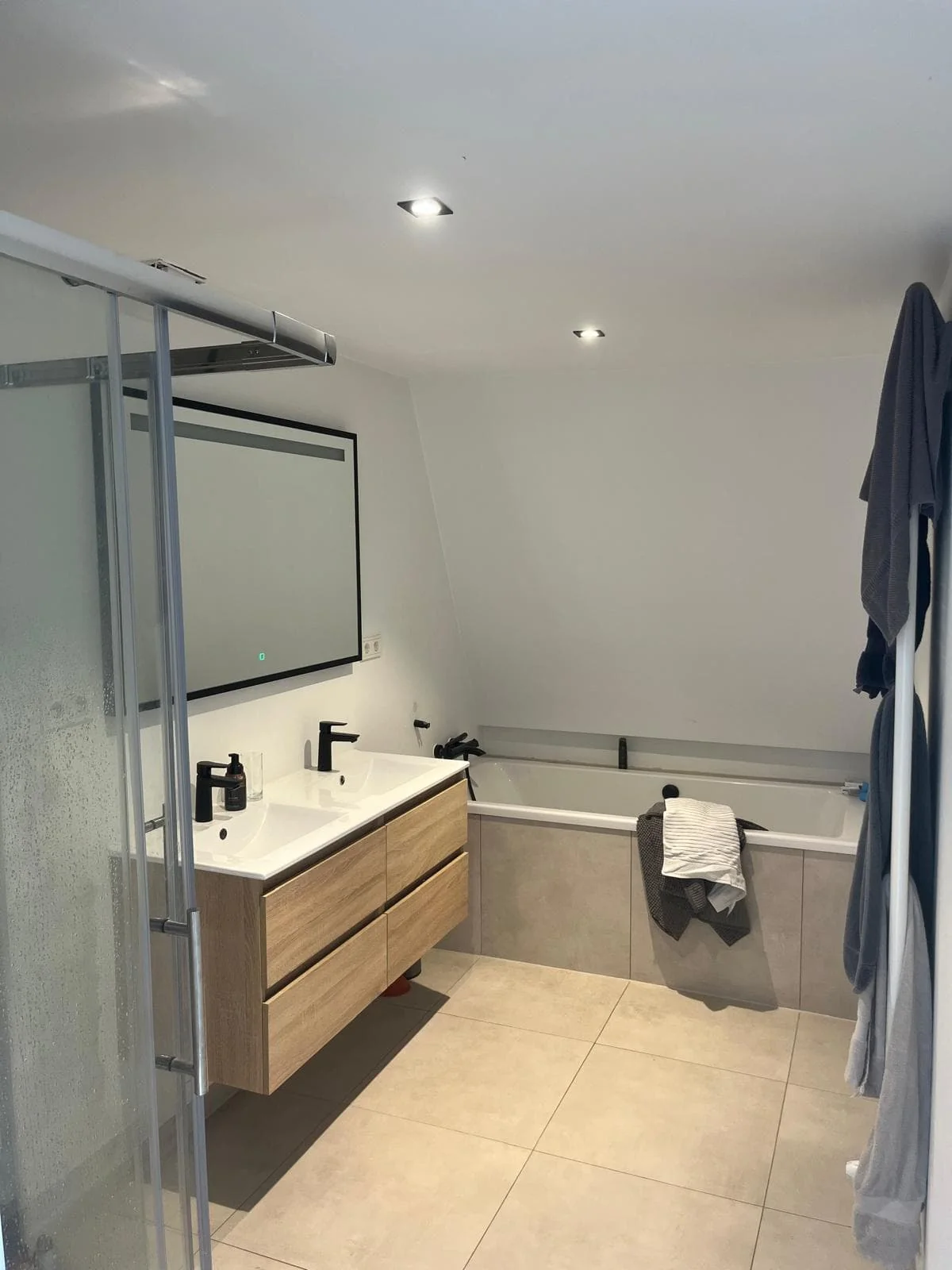 Foto van de Kamer gelegen aan de Mathenesserweg in Rotterdam