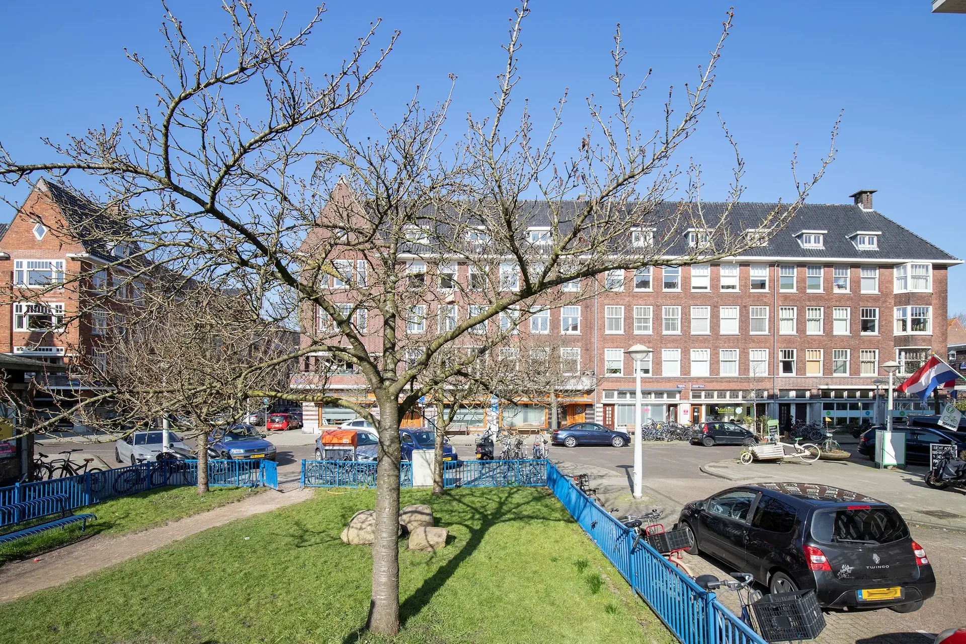 geblurde versie van de foto als achtergrond