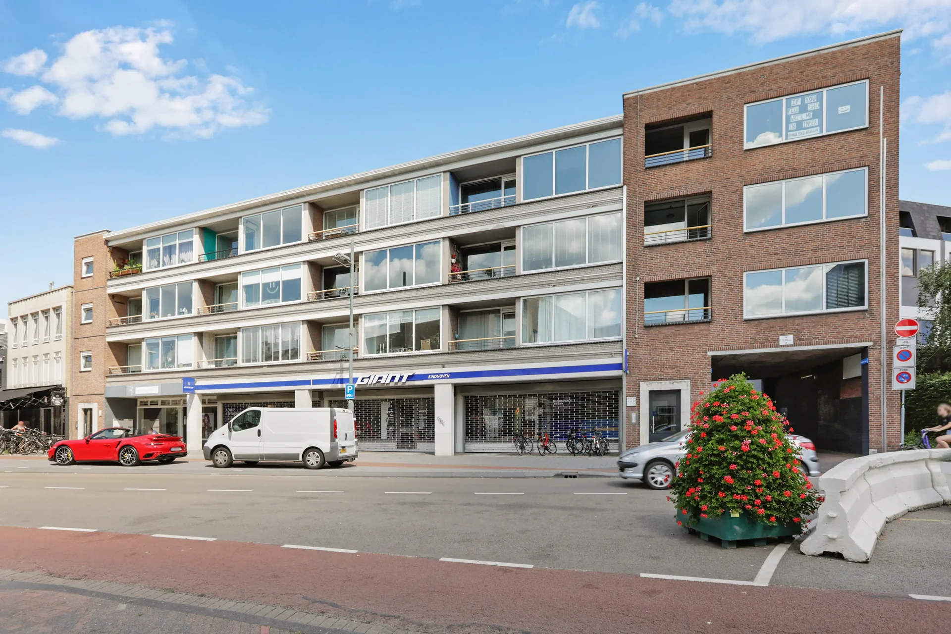 geblurde versie van de foto als achtergrond