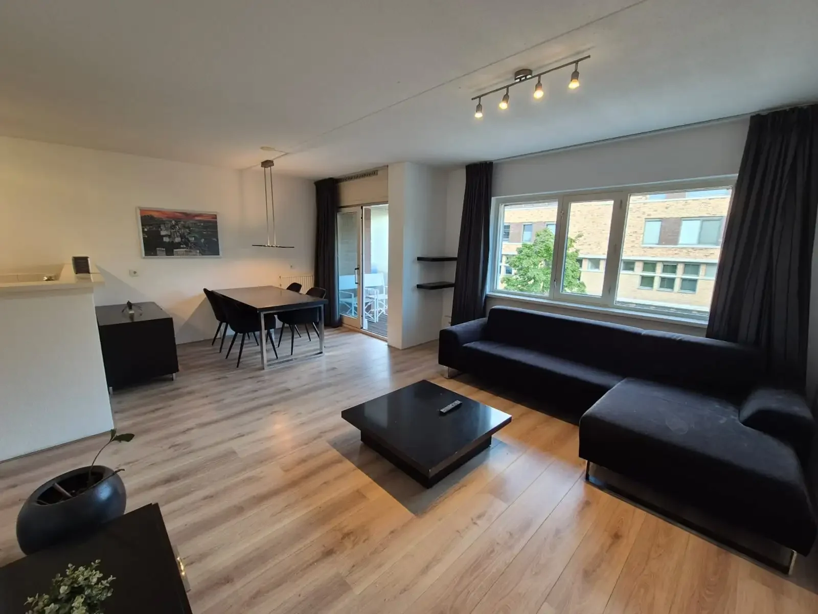 geblurde versie van de foto als achtergrond